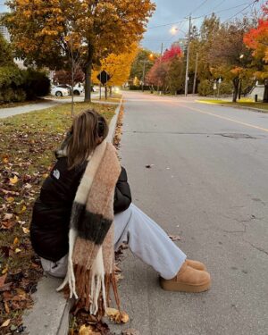 finally fall 🍂🍁🧸 are u team uggs? Shoes @brownsshoes Puffer @thenorthface Pants @aritzia Scarf @dynamiteclothing