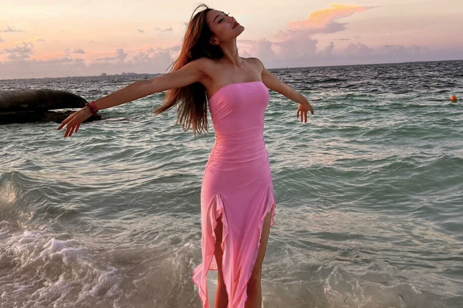 a date with the ocean 🌊 #vacayvibes #beachstyle