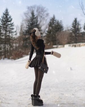 appropriate snow outfit ❄️🖤 . . . it was totally not cold like at all 🙃 . . @rudsak @brownsshoes @moonboot @dynamiteclothing #snowoutfit #winterfashion #rudsak #moonboots #brownsshoes