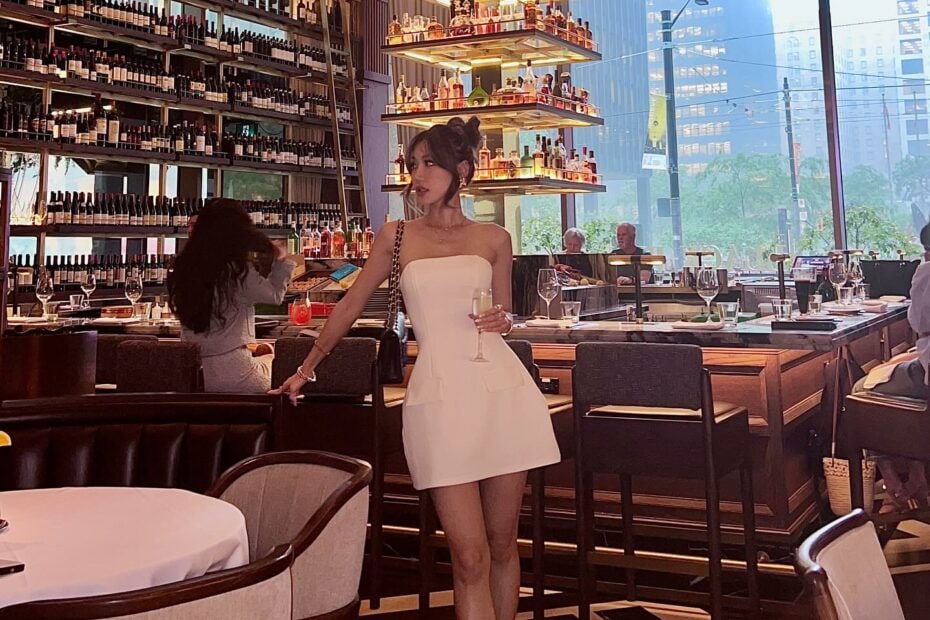 happy hour = happy girl 💕( $1.50 oysters!?!!🦪) @bandbsteak @nkpr.inc