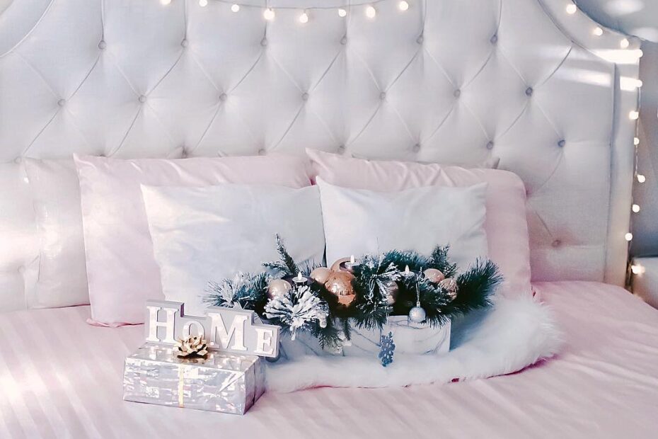 Merry Christmas! 🎄🎁 My new Charter Club Damask bedsheets created for @Macys makes me wanna stay in bed all day 🤗- they're sooooo luxurious and comfy (and pink!) #Macyslove #sponsored