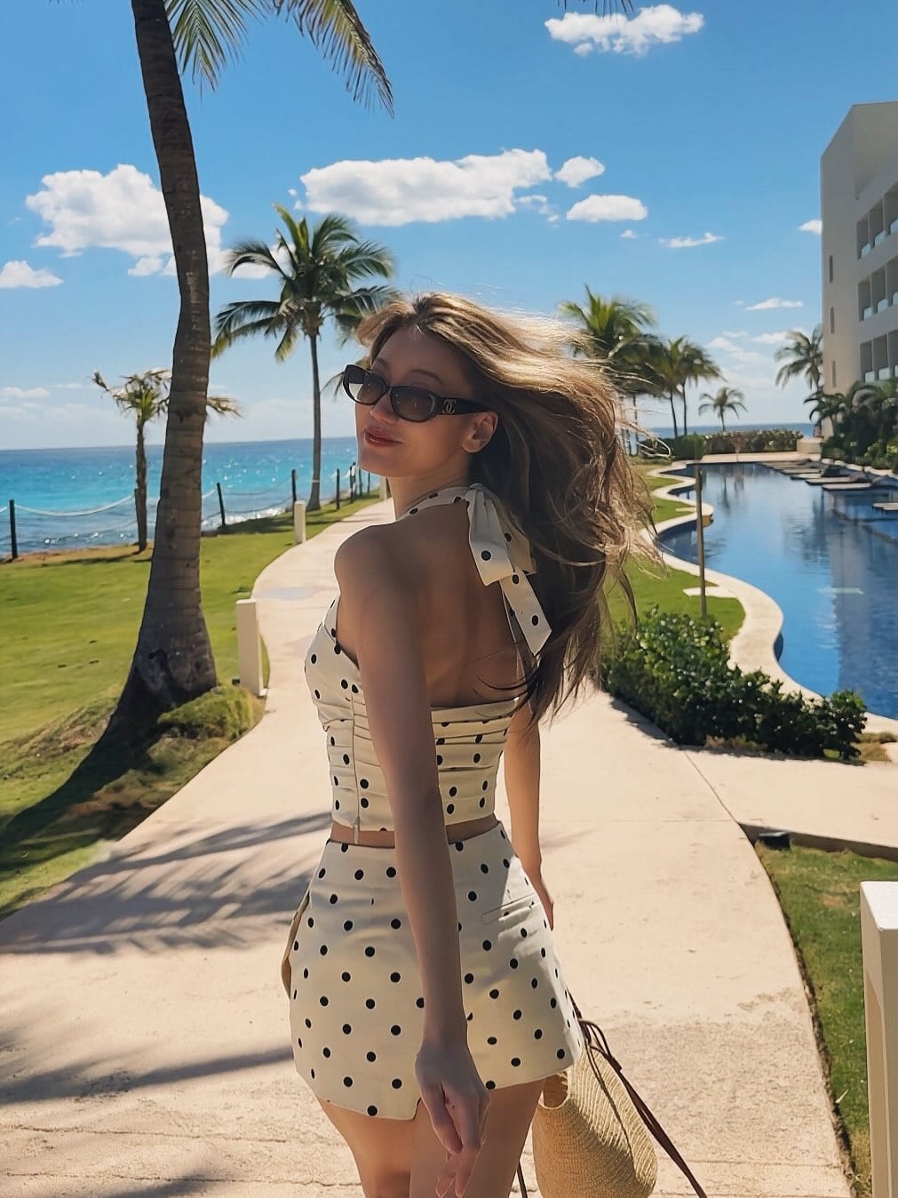 1 sunny day in Cancun ☀️ what’s the weather where u are? do we like these outfits?
