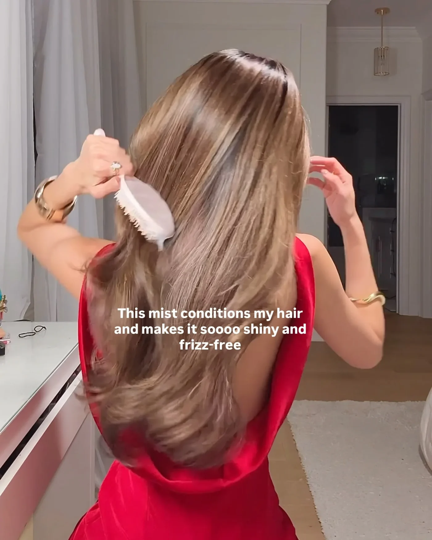 Hair mist for shiny frizz-free hair